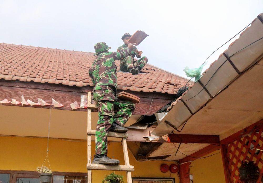 TNI melakukan pemulihan sebuah sekolah di Kota Batu. IDN Times/ Alfi Ramadana