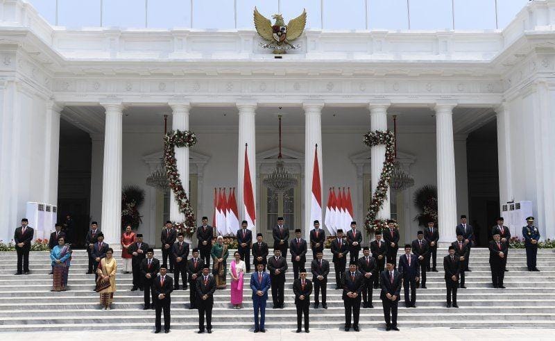 Presiden Joko Widodo didampingi Wapres Ma'ruf Amin berfoto bersama jajaran menteri Kabinet Indonesia Maju yang baru dilantik di tangga beranda Istana Merdeka, Jakarta, pada 23 Oktober 2019. ANTARA FOTO/Puspa Perwitasari
