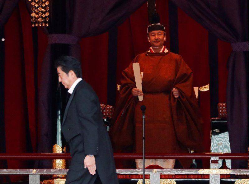 Perdana Menteri Jepang Shinzo Abe berjalan melewati Kaisar Naruhito saat upacara penobatan, yang disebut sebagai Sokuirei-Seiden-no-gi, di Imperial Palace di Tokyo, Jepang, pada 22 Oktober 2019. ANTARA FOTO/REUTERS/Issei Kato