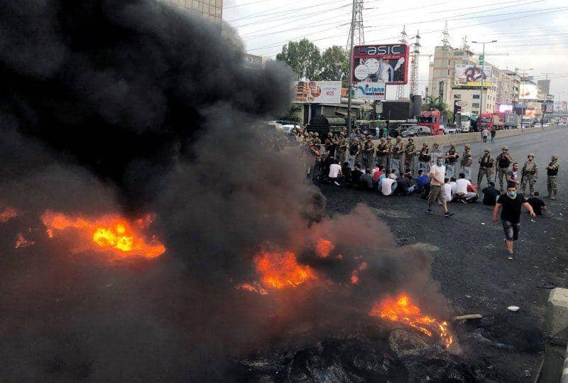 Demonstran melakukan aksi duduk bersama saat memprotes situasi ekonomi yang memburuk, di kota Jounieh, bagian utara Beirut, Lebanon, pada 18 Oktober 2019. ANTARA FOTO/REUTERS/Imad Creidi