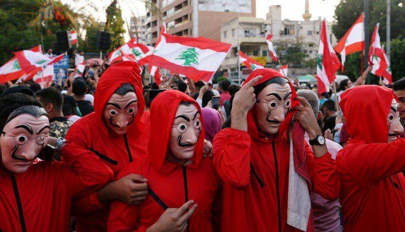 Pengunjuk rasa memakai kostum berpartisipasi dalam sebuah protes anti-pemerintah di kota pelabuhan Sidon, Lebanon, pada 19 Oktober 2019. ANTARA FOTO/REUTERS/Ali Hashisho