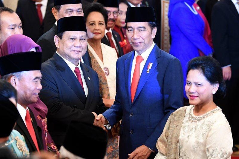 Presiden Joko Widodo (kedua kanan) didampingi Ibu Negara Iriana Joko Widodo (kanan) menyalami Menteri Pertahanan Prabowo Subianto seusai pelantikan menteri Kabinet Indonesia Maju di Istana Negara, Jakarta, pada 23 Oktober 2019. ANTARA FOTO/Wahyu Putro A