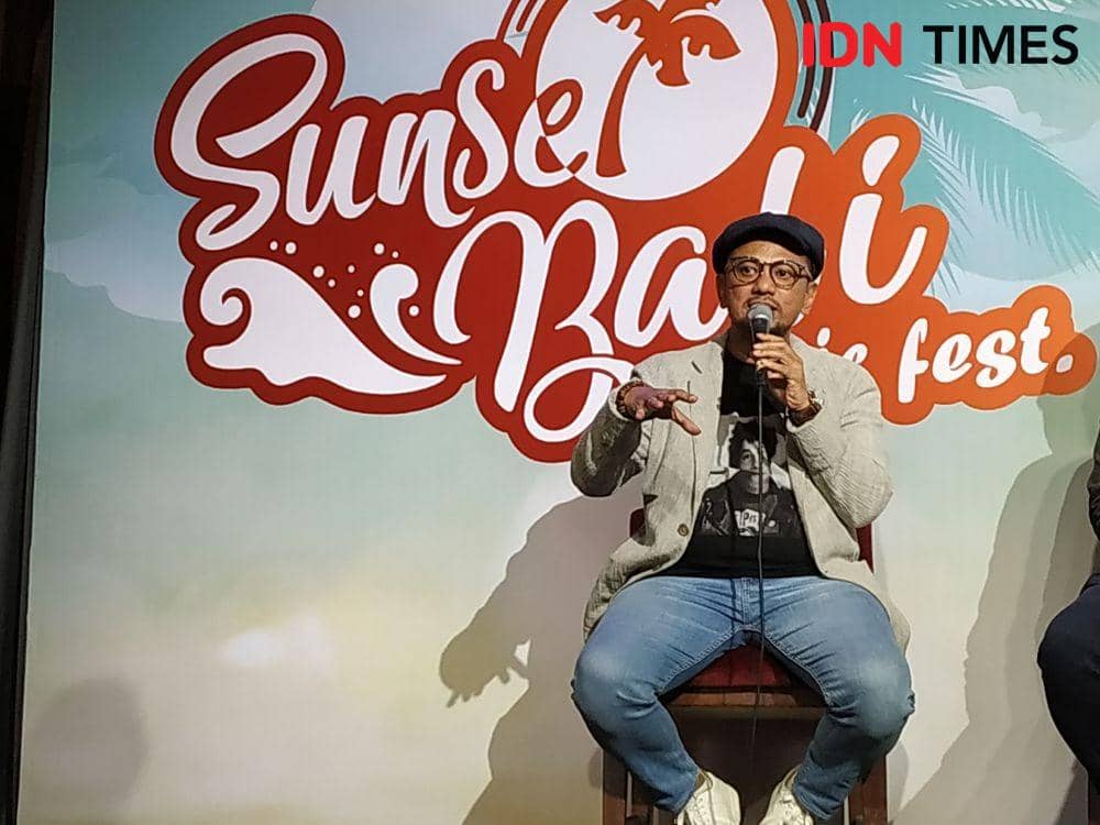 CEO Rajawali Indonesia, Anas Syahrul Alimi menjelaskan line up artis yang mengisi 'Sunset Bali Music Festival'. Dia menjelaskannya saat press converence di Hard Rock Cafe, Jakarta, pada 22 Oktober 2019. IDN Times/Nadia Umara