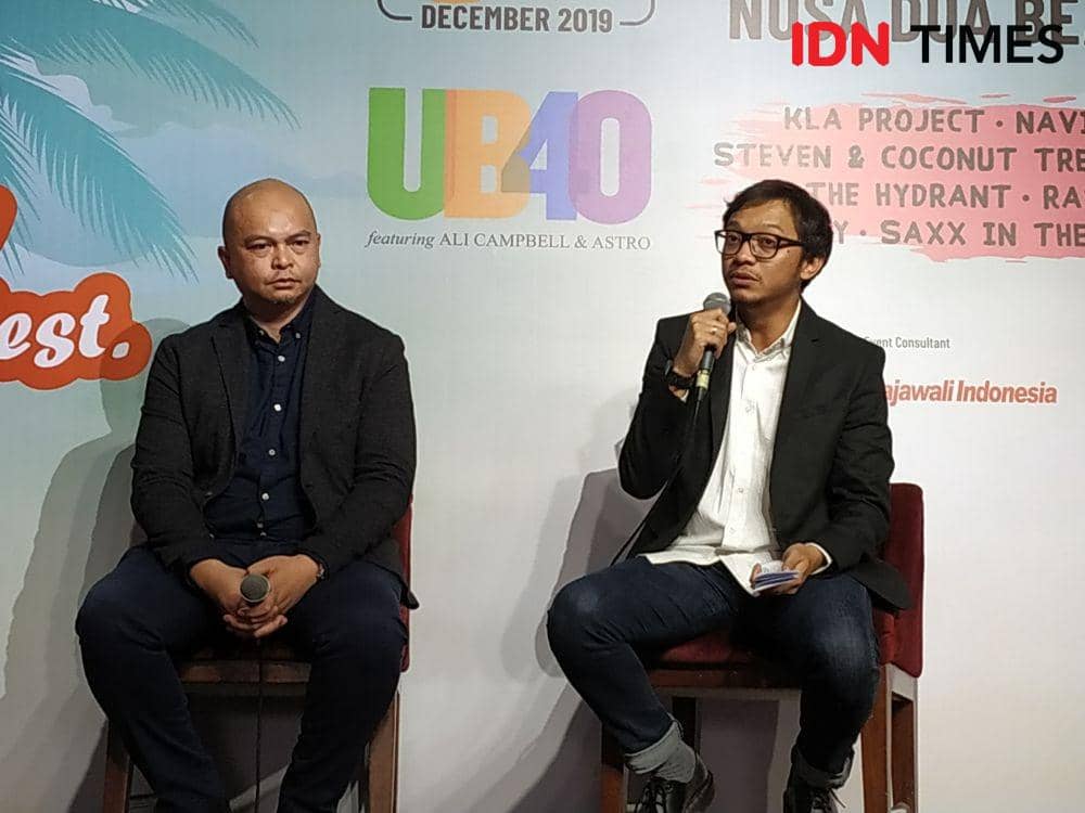 Head Of Content Bookmyshow, Ben Mukti (kanan), menjelaskan harga tiket 'Sunset Bali Music Festival' saat press converence di Hard Rock Cafe, Jakarta, pada 22 Oktober 2019. IDN Times/Nadia Umara