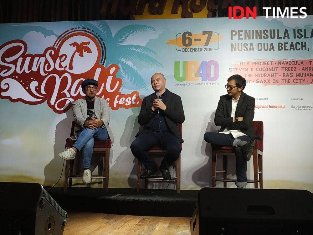 Direktur Anak Bangsa Juara, Michael Umbas (tengah), menjelaskan alasan pemilihan Peninsula Island Nusa Dua sebagai tempat diselenggarakannya 'Sunset Bali Music Festival' saat press conference di Hard Rock Cafe, Jakarta, pada 22 Oktober 2019. IDN Times/Nadia Umara