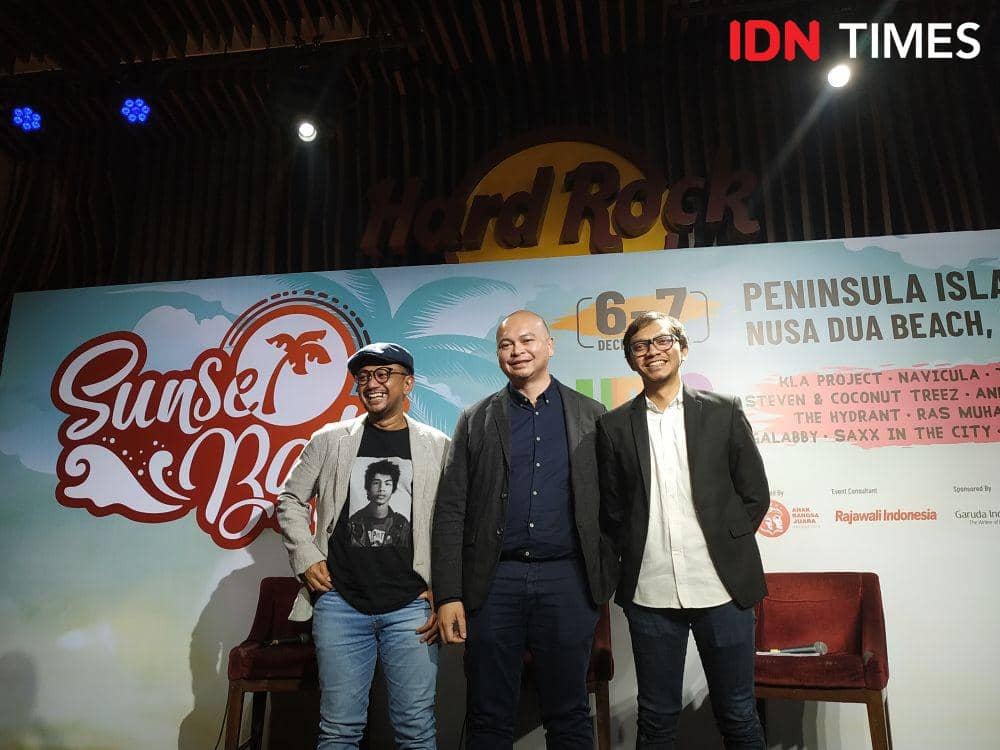 (ki-ka) CEO Rajawali Indonesia, Anas Syahrul Alimi; Direktur Anak Bangsa Juara, Michelle Umbas; dan Head Of Content Bookmyshow Indonesia, Ben Mukti hadiri press conference 'Sunset Bali Music Festival' di Hard Rock Cafe, Jakarta, pada 22 Oktober 2019. IDN Times/Nadia Umara