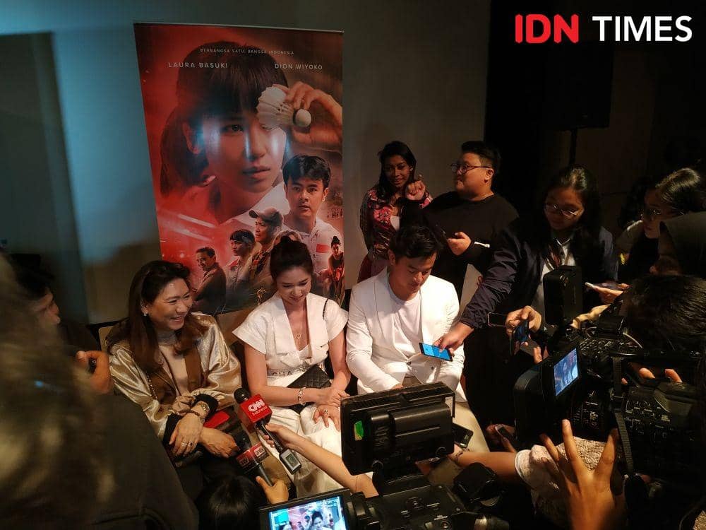(ki-ka) Atlet ternama Susi Susanti bersama pemeran Susi Susanti, Laura Basuki dan pemeran Alan Budikusuma, Dion Wiyoko saat press converence dan press screening film "Susi Susanti: Love All" di Plaza Indonesia, Jakarta, pada 22 Oktober 2019. IDN Times/Erfah Nanda