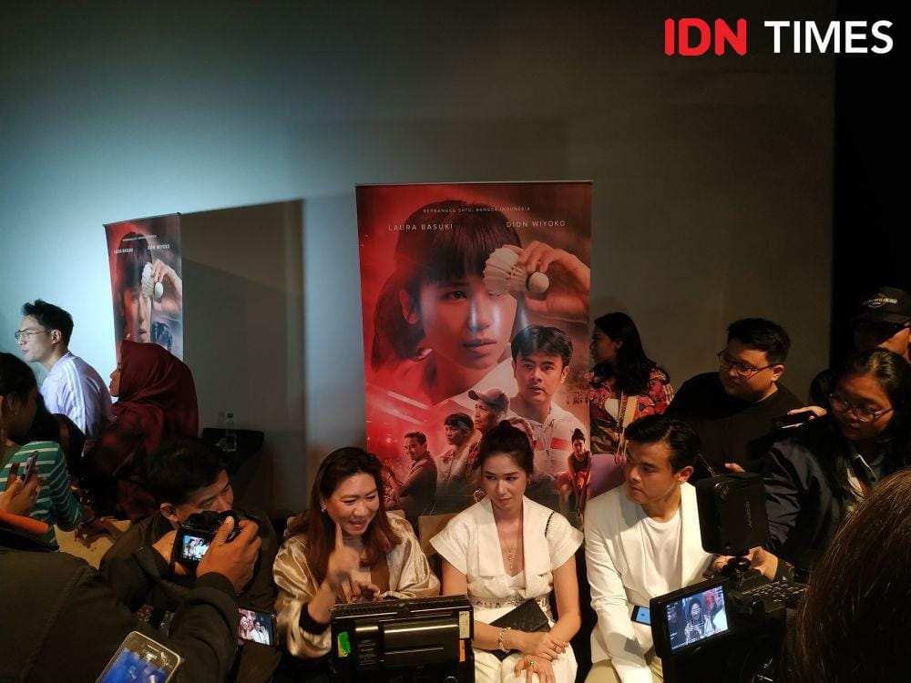 (ki-ka) Atlet ternama Susi Susanti bersama pemeran Susi Susanti, Laura Basuki dan pemeran Alan Budikusuma, Dion Wiyoko saat press converence dan press screening film "Susi Susanti: Love All" di Plaza Indonesia, Jakarta, pada 22 Oktober 2019. IDN Times/Erfah Nanda