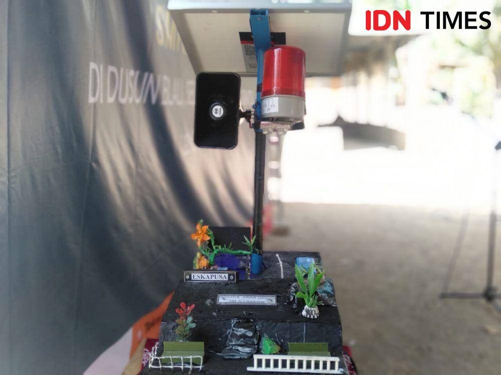 Simulasi sirine EWS longsor ketika terjadi bencana tanah longsor. IDN Times/Daruwaskita