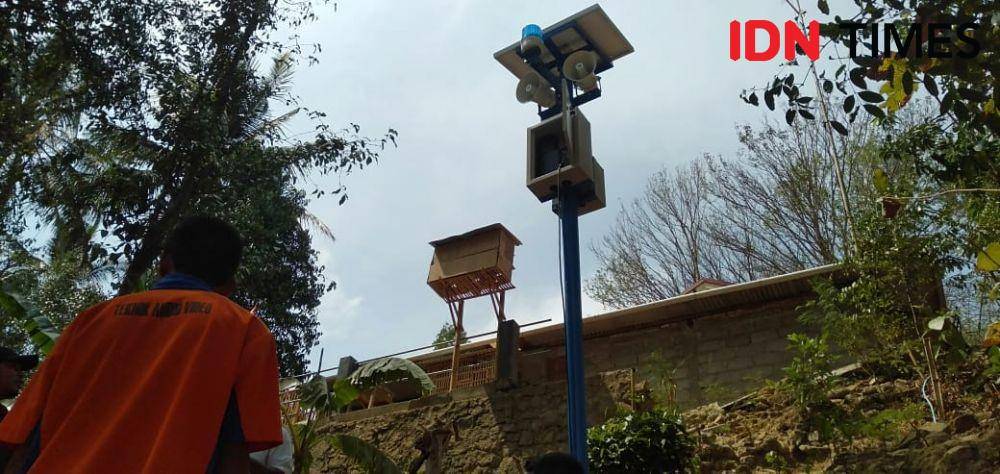 Petugas melakukan pengecekan EWS tanah longsor. IDN Times/Daruwaskita