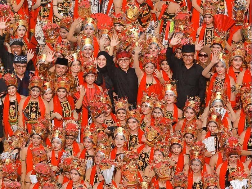 Bupati Banyuwangi Abdullah Azwar Anas saat berfoto bersama ratusan penari Festival Gandrung Sewu beberapa waktu lalu. IDN TImes/Istimewa