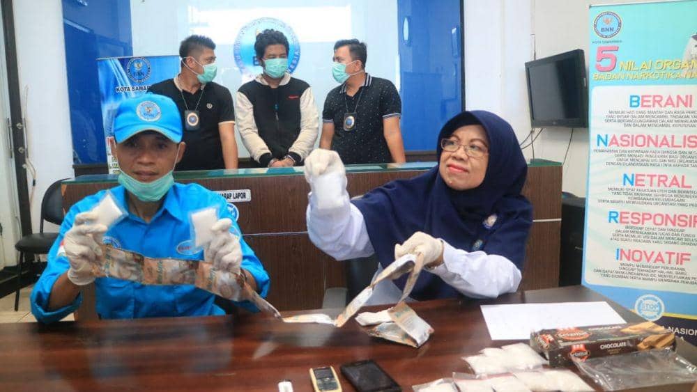 Kepala BNN Samarinda AKBP Siti Zaekomsyah (kanan) bersama Kasi Pemberantasan BNN Samarinda Kompol Risnoto saat menunjukkan barang bukti kepada media/Dok. Humas BNN Samarinda