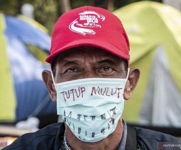 Massa yang tergabung dalam "Aktivis 98 Menolak" menggelar aksi tutup mulut di Taman Pandang Istana, Jakarta, Selasa (22/10/2019)(ANTARA FOTO/Dhemas Reviyanto)