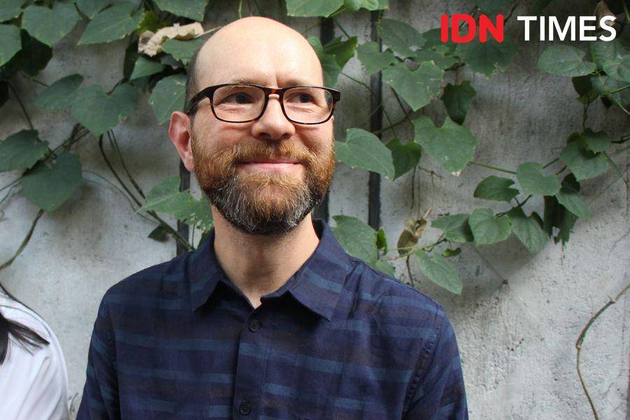 Sam Jones jelaskan kolaborasi COTTONINK & IntoArt. 21 Oktober 2019. IDN Times/Febriyanti Revitasari