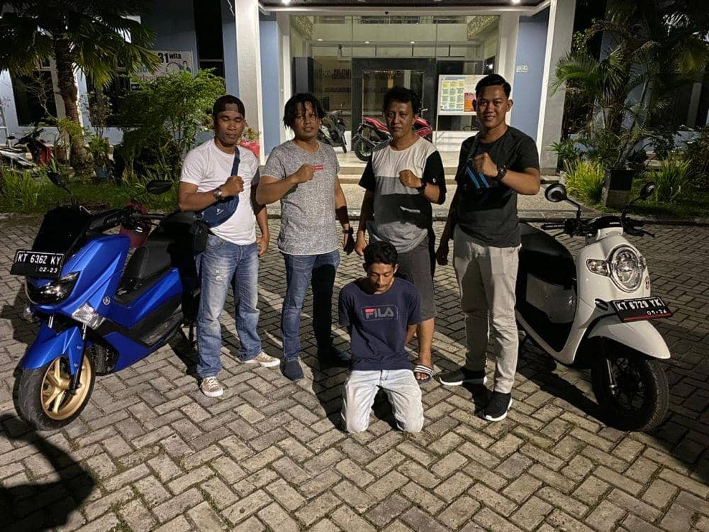 Jajaran Polsek Balikpapan Selatan amankan Rehan Denna Paelongan (jongkok) dan sepeda motor curiannya, Sabtu (19/10) malam. Sumber: Polsek Balikpapan Selatan