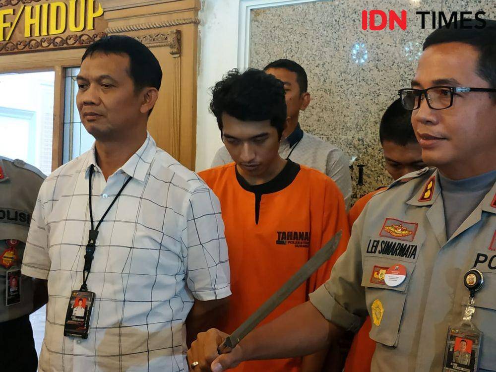 Polisi memamerkan barang bukti yang digunakan Alank dan Imron membunuh korban. IDN Times/Fitria Madia