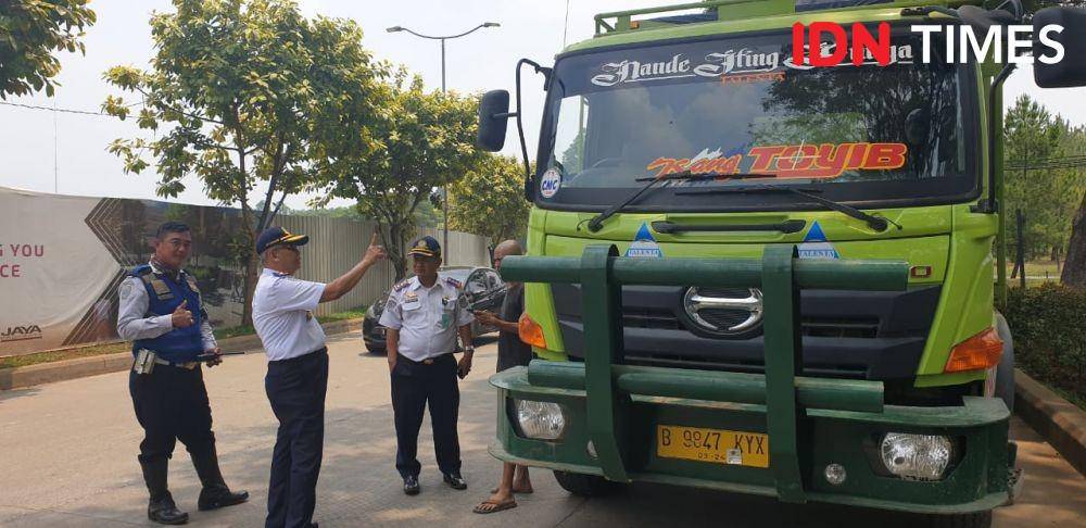 Dishub Tangsel mencegat truk-truk besar yang melintas di jalan raya. IDN Times/Muhamad Iqbal