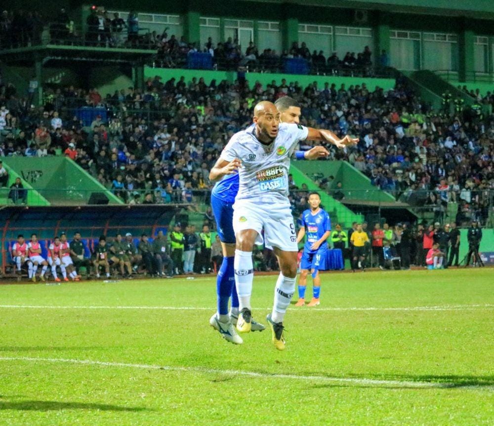 Striker PS Tira Persikabo, Loris Arnaud berduel dengan bek Arema FC, Arthur Cunha. Keduanya akan kembali bertarung pada laga besok Kamis (24/10/2019)