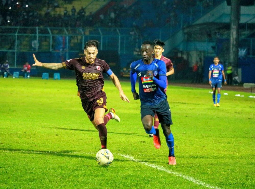 Gelandang Arema FC, Makan Konate mendapat perhatian khusus dari tim PS Tira Persikabo. IDN Times/ Alfi Ramadana