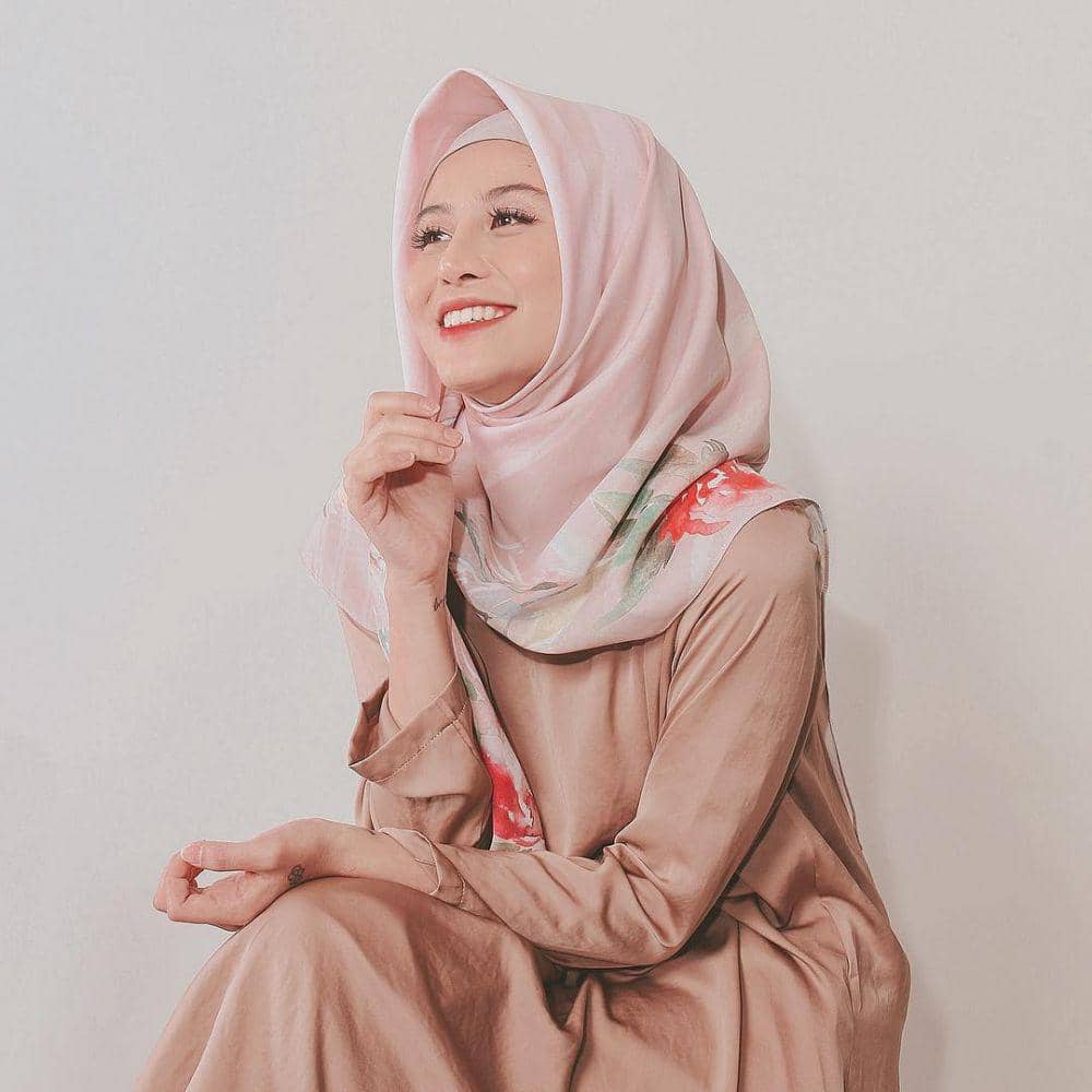 instagram.com/awkarin