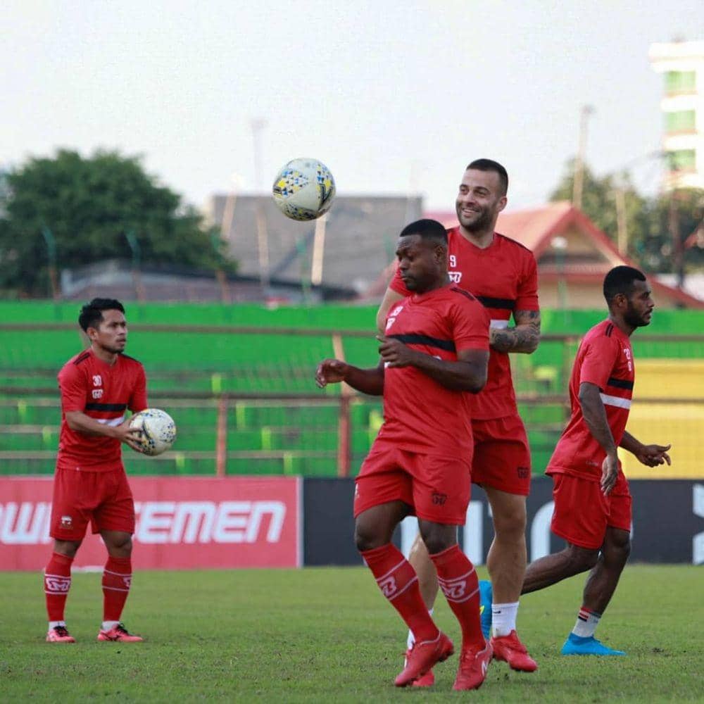 Para pemain Madura United ketika berlatih di Stadion Andi Mattalatta Mattoanging Makassar pada Rabu (23/10) sore, jelang berjumpa PSM Makassar dalam lanjutan Shopee Liga 1 2019. Instagram.com/maduraunited.fc