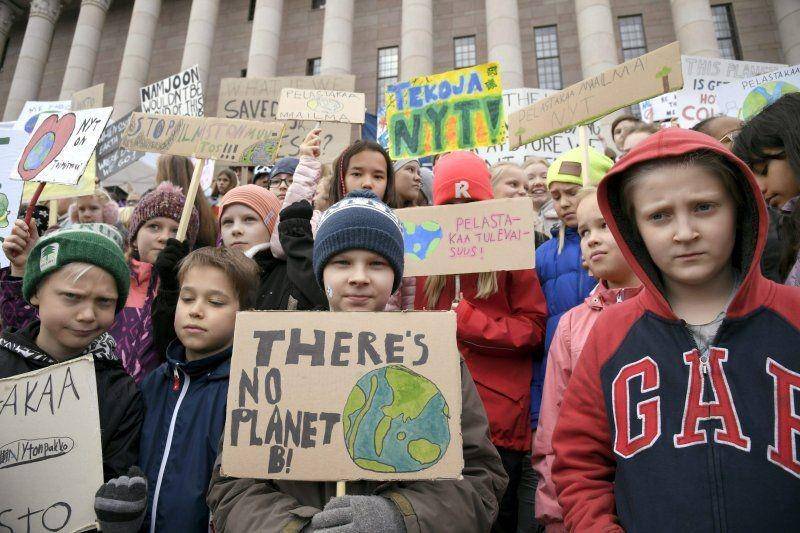 Leo Korhonen dan teman satu kelas dari sekolah Koskela berpartisipasi dalam Global Climate Strike di Parliament House di Helsinki, Finlandia, pada 27 September 2019). ANTARA FOTO/Lehtikuva/Markku Ulander via REUTERS