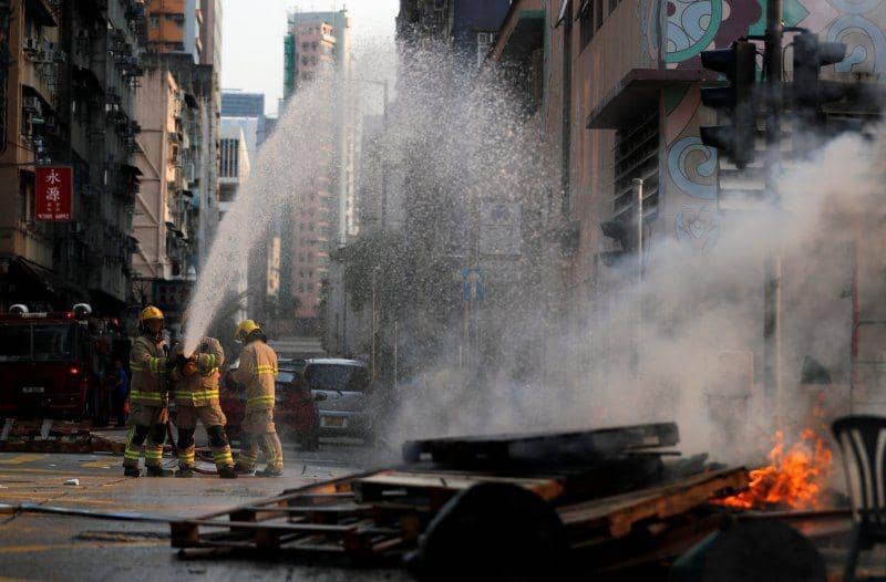 Pemadam kebakaran memadamkan barikade yang terbakar saat protes di Hong Kong, pada 20 Oktober 2019.  ANTARA FOTO/REUTERS/Ammar Awam