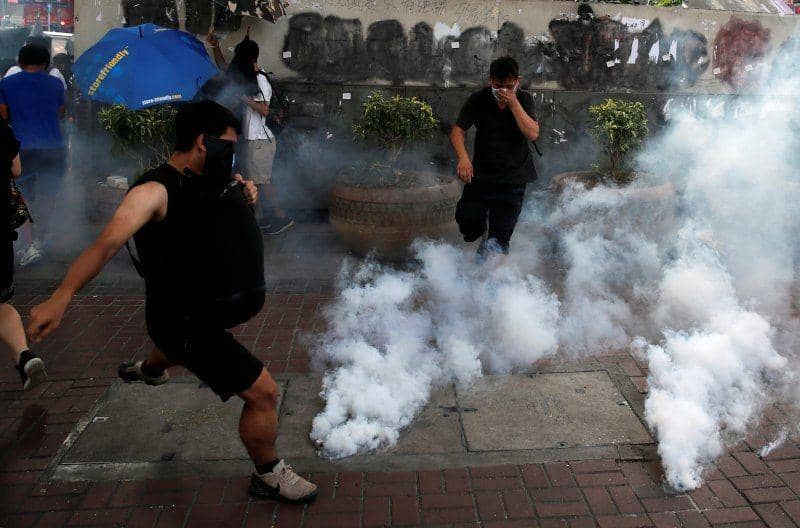Seorang pengunjuk rasa menendang sebuah tabung gas air mata saat protes di Hong Kong, 20 Oktober 2019. ANTARA FOTO/REUTERS/Umit Bektas