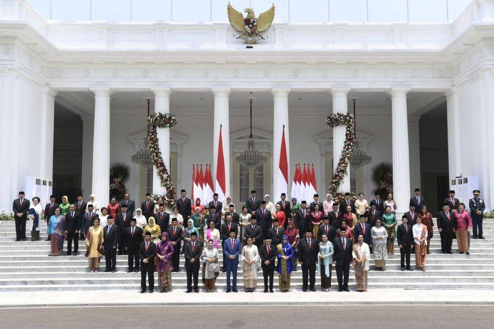 Presiden Joko Widodo didampingi Wapres Ma'ruf Amin berfoto bersama jajaran menteri Kabinet Indonesia Maju yang baru dilantik dengan didampingi istri dan suami mereka di Istana Merdeka, Jakarta, Rabu (23/10/2019). ANTARA FOTO/Puspa Perwitasari/foc.