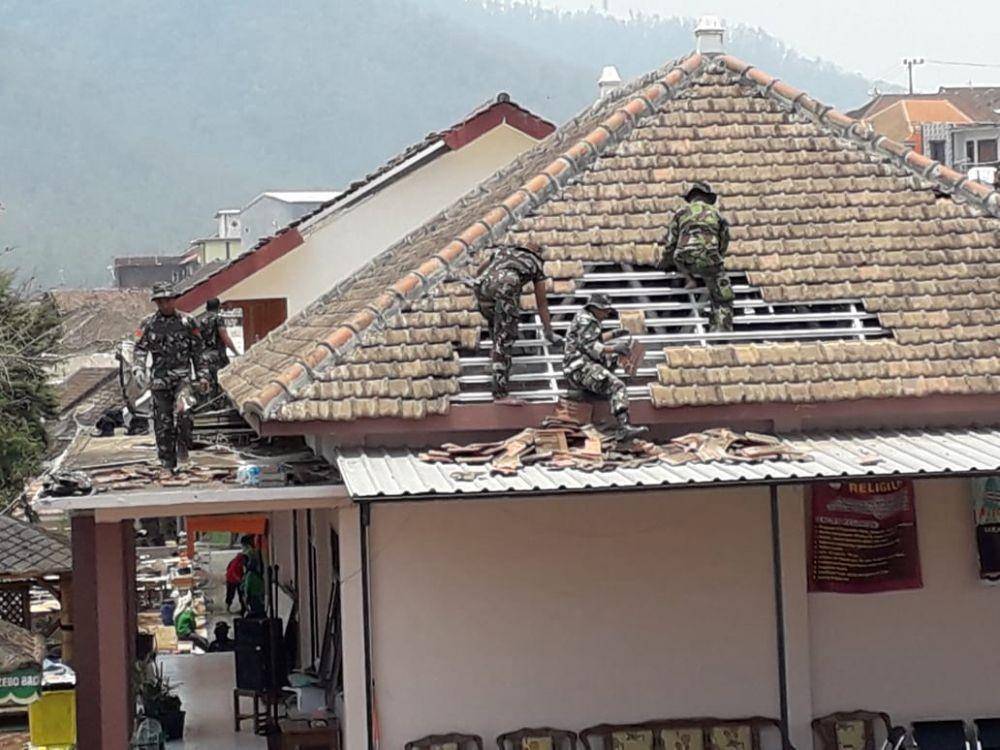 Sejumlah anggota TNI memperbaiki rumah warga di kawasan Desa Sumber Brantas, Kecamatan Bumiaji, Kota Batu, Selasa (22/10/2019). Dok/ BPBD Kota Batu