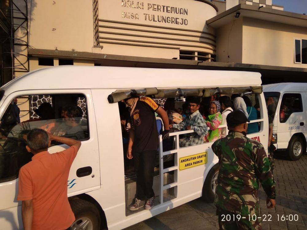 Para pengungsi korban angin kencang di desa Sumber Brantas saat pemulangan ke desa mereka," Selasa (22/10/2019). Dok/BPBD Kota Batu
