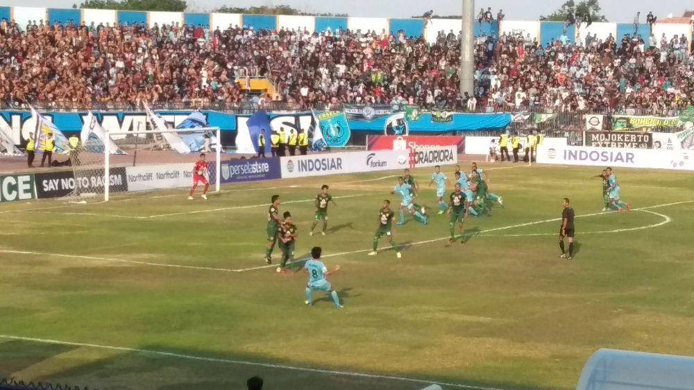 Pertandingan antara Persela vs Persebaya berakhir dengan skor 1-0 untuk keunggulan tuan rumah. IDN Times/ Imron