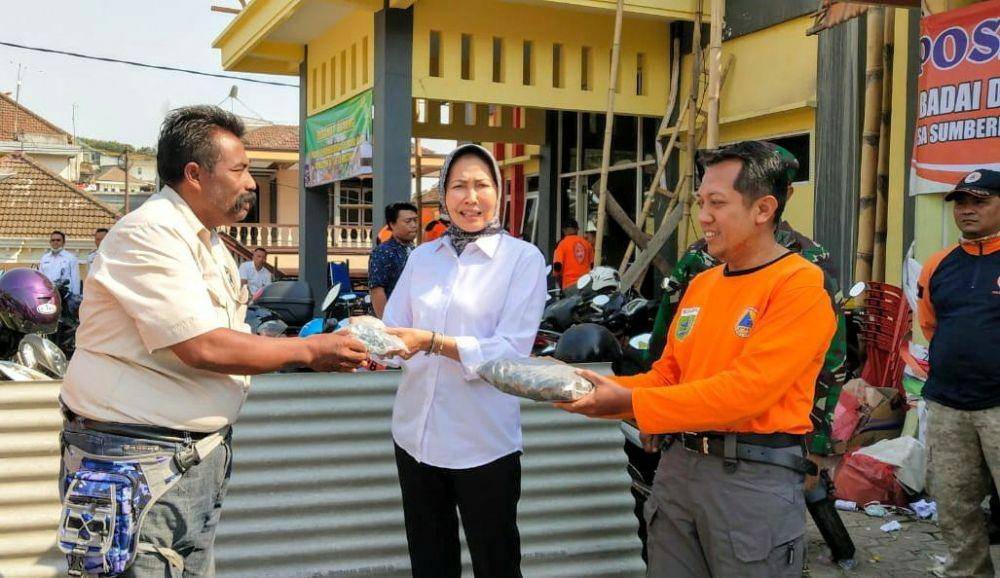 Walikota Batu, Dewanti Rumpoko memberikan bantuan bahan bangunan kepada perwakilan warga Sumber Brantas, Rabu (23/10/2019).Dok/ BPBD Kota Batu