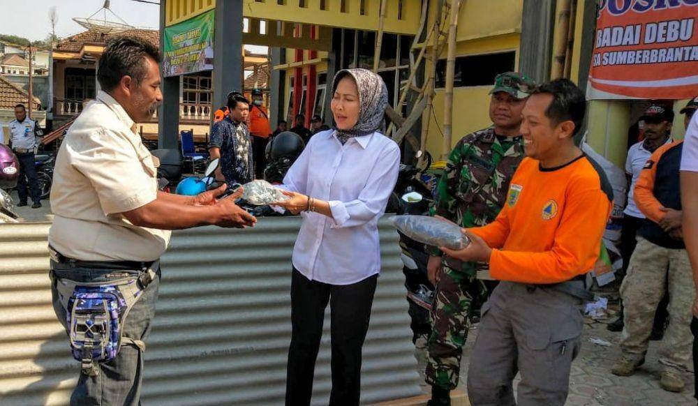 Walikota Batu, Dewanti Rumpoko memberikan bantuan kepada masyarakat korban puting beliung, Rabu (24/10/2019)