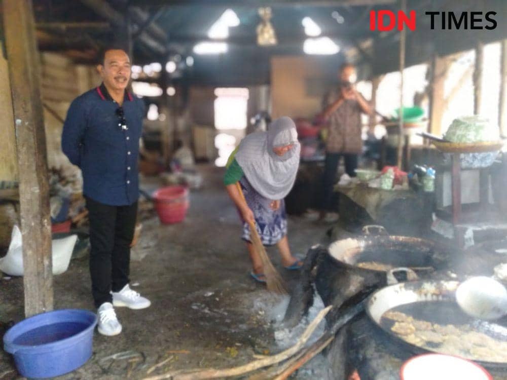 Ilustrasi pelaku UMKM perajin rempeyek di Bantul. IDN Times/Daruwaskita