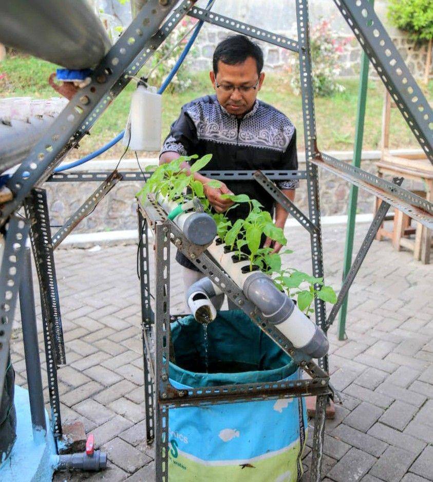 Riza Rahman Hakim, Kepala Fish Edupark Prodi Perikanan FPP UMM saat menunjukkan hasil pengembangan teknologi OHOP miliknya,  Rabu (23/10/2019). Dok/ Humas UMM