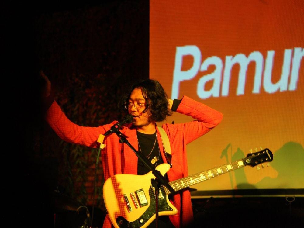 Menyapa penonton, Pamungkas saat tampil di Surabaya dalam rangkaian tur Alternada Road to Gudfest 2019, pada 22 Oktober 2019. IDN Times/Triadanti