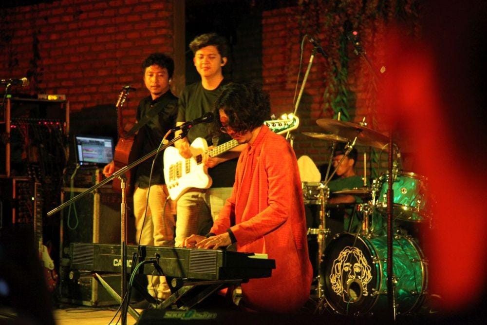 Pamungkas juga menunjukkan kelihaiannya memainkan organ saat AlternadaRoad to Gudfest 2019 di Surabaya, pada 22 Oktober 2019. IDN Times/Triadanti