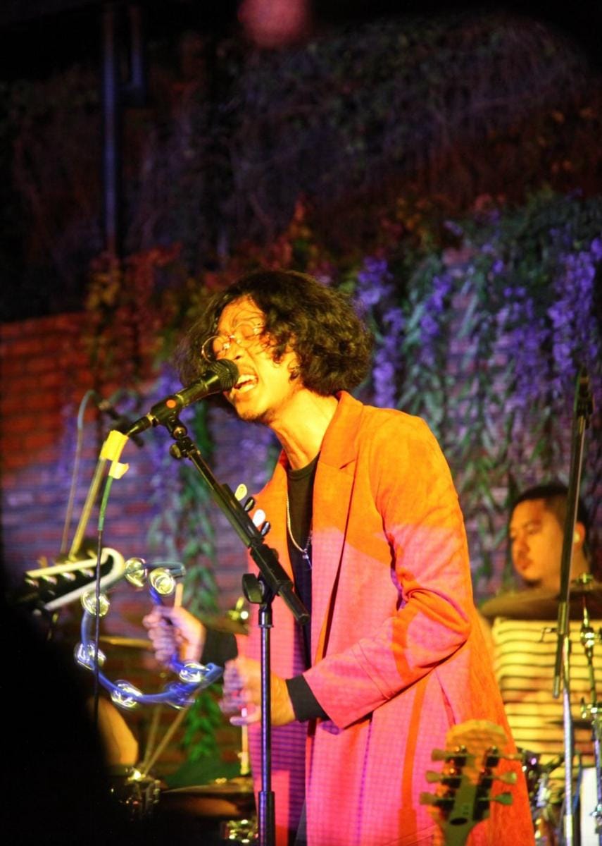 Penampilan Pamungkas yang memukau penonton dalam rangkaian tur Alternada Road to Gudfest 2019 di  Surabaya, pada 22 Oktober 2019. IDN Times/Triadanti