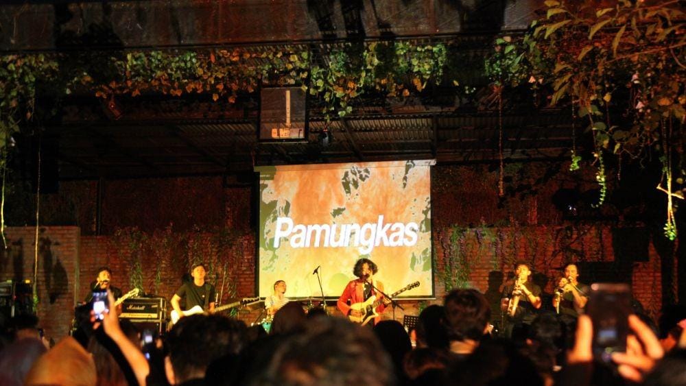 Setelah penampilan Petra, Pamungkas gantian memanaskan aksi panggung di Buro, Gubeng, Surabaya, pada 22 Oktober 2019. IDN Times/Triadanti