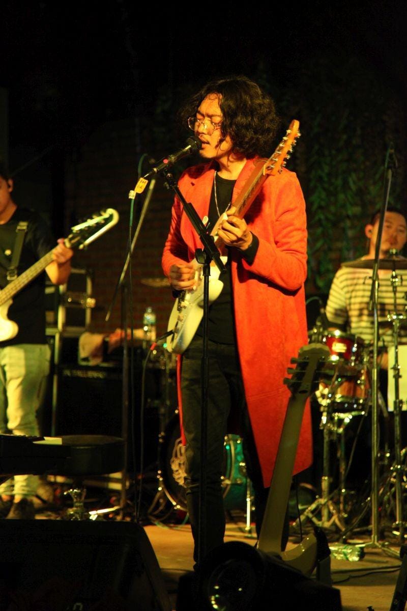 Pamungkas tampil prima dalam rangkaian tur Alternada Road to Gudfest 2019 di Surabaya, pada 22 Oktober 2019. IDN Times/Triadanti