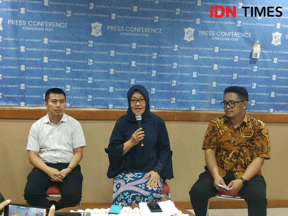 Dari kiri ke kanan: dr. Stepanus, Kedinkes Surabaya Fenny, dan Kabid Bangunan (DKPCKTR) Iman di Kantor Humas Pemkot Surabaya, Rabu (23/10). IDN Times/Fitria Madia
