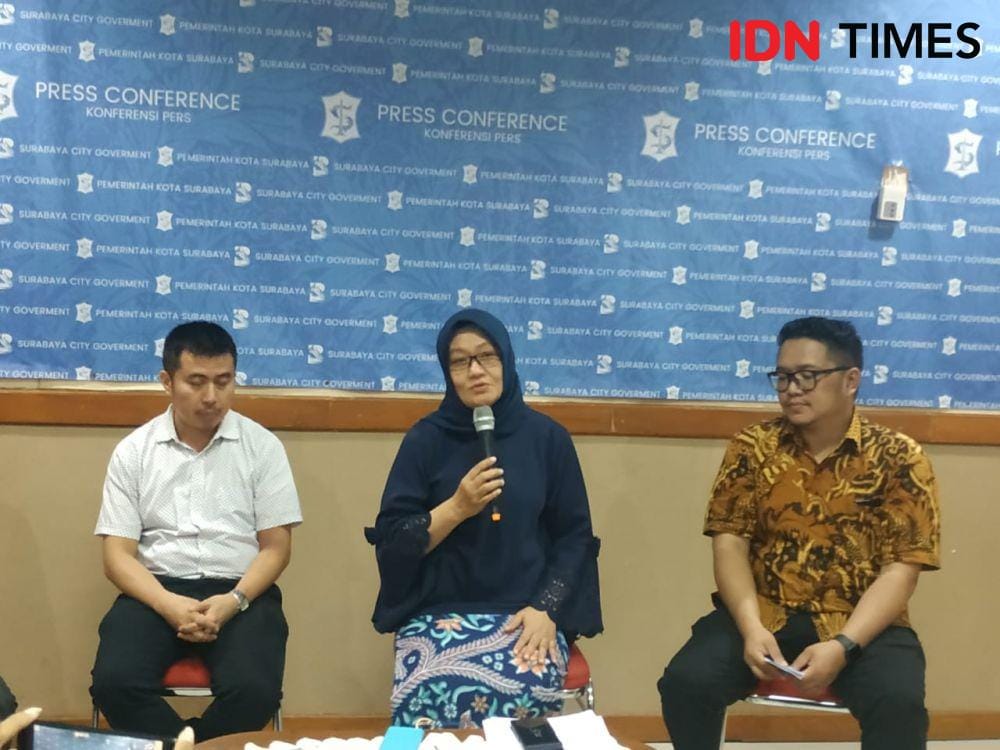 Dari kiri ke kanan: dr. Stepanus, Kedinkes Surabaya Fenny, dan Kabid Bangunan (DKPCKTR) Iman di Kantor Humas Pemkot Surabaya, Rabu (23/10). IDN Times/Fitria Madia