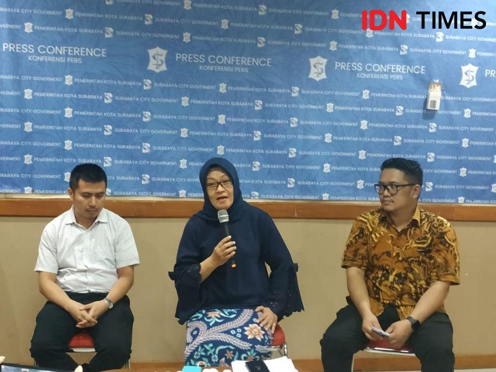 Dokter Stepanus, Kedinkes Surabaya Fenny, dan Kabid Bangunan (DKPCKTR) Iman di Kantor Humas Pemkot Surabaya, Rabu (23/10). IDN Times/Fitria Madia