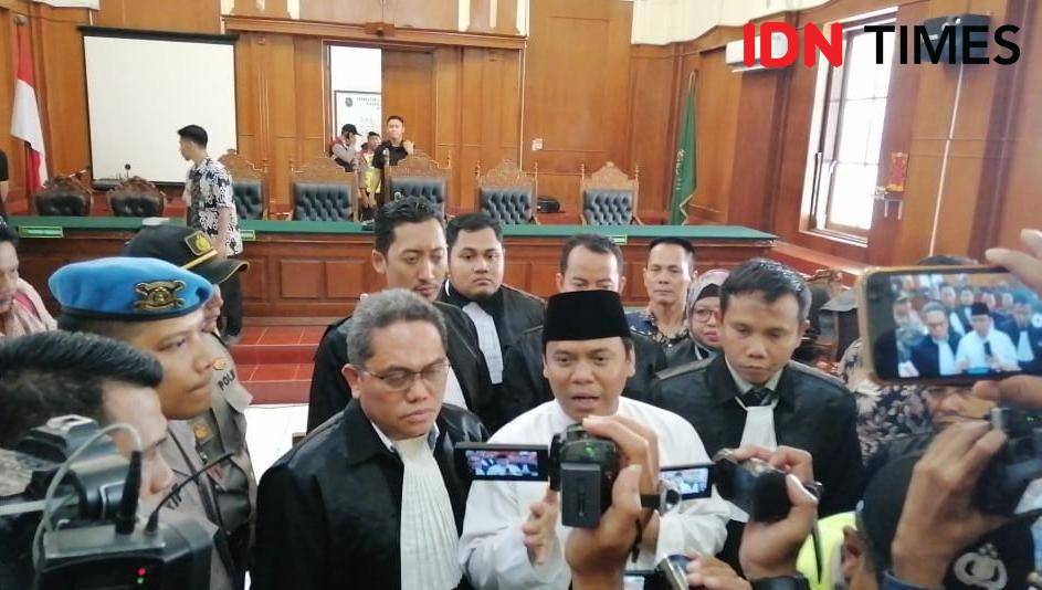Gus Nur usai sidang putusan di PN Surabaya (24/10). IDN Times/Ardiansyah Fajar