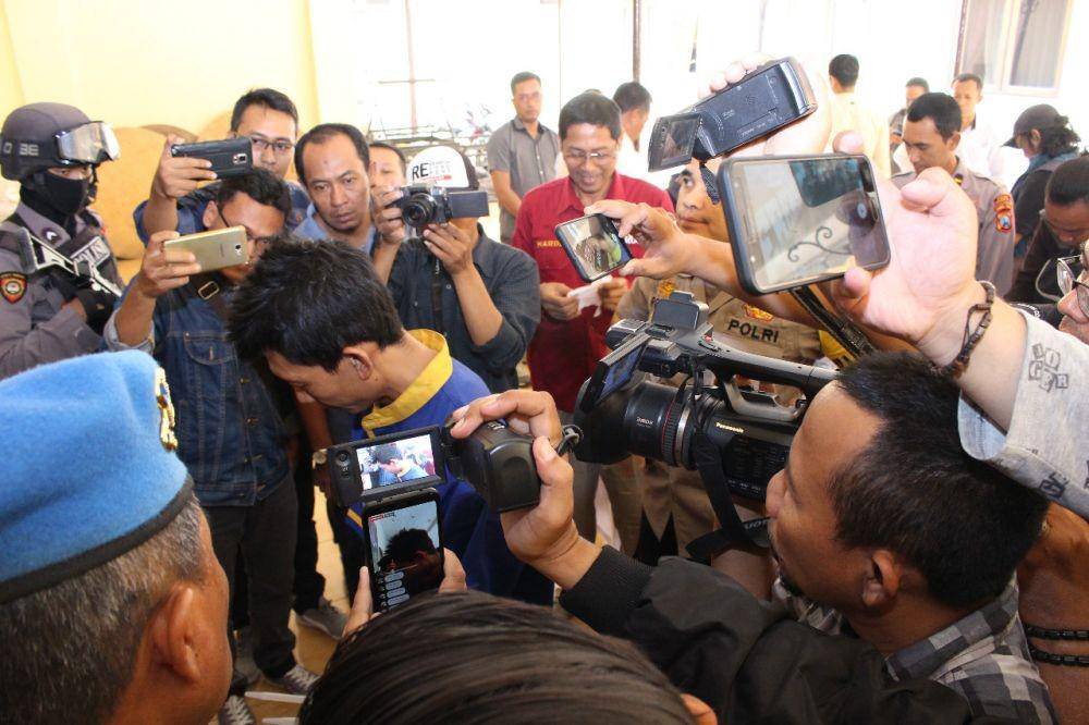 Pelaku Gianto (baju tahanan warna biru) saat berada di Mapolres Pasuruan, Kamis pagi (24/10). .Dok. Polres Pasuruan