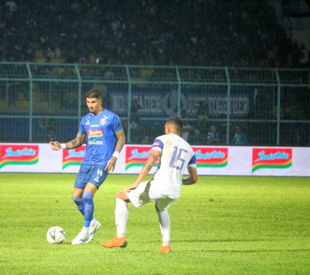 Stoper Arema FC, Arthur Cunha dalam sebuah laga persahabatan kontra PSIS Semarang sebelum Liga 1 dimulai. IDN Times/ Alfi Ramadana