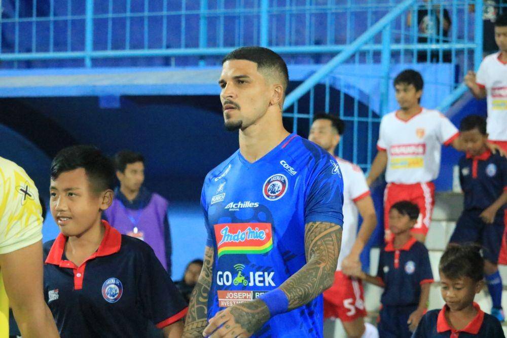 Bek Arema FC, Arthur Cunha saat menghadapi Badak Lampung FC pada putaran pertama Liga 1 2019. IDN Times/ Alfi Ramadana