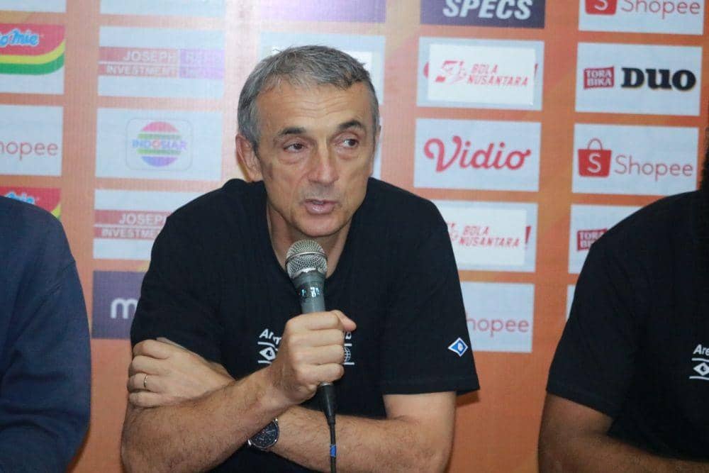 Pelatij Arema FC, Milomir Seslija saat konferensi pers usai laga kontra PSM Makassar di Stadion Kanjuruhan, Rabu (2/10/2019)