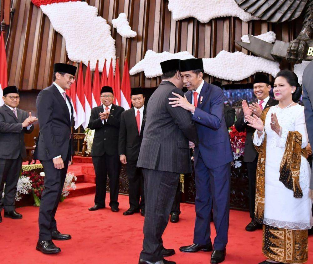Presiden Joko Widodo berpelukan dengan Prabowo Subianto saat pelantikan presiden dan wakil presiden pada 20 Oktober 2019. (Laily Rachev/Biro Pers Sekretariat Presiden)